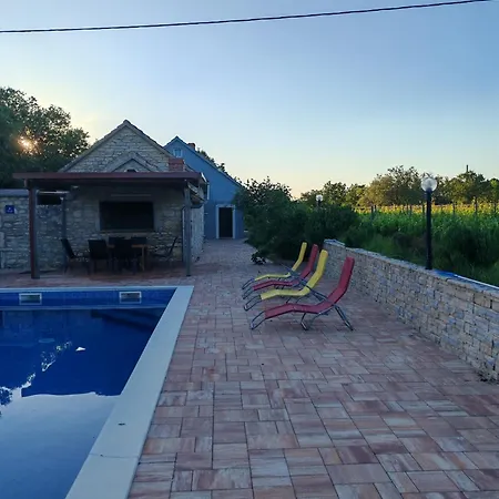 Bozini Dvori * Drniš